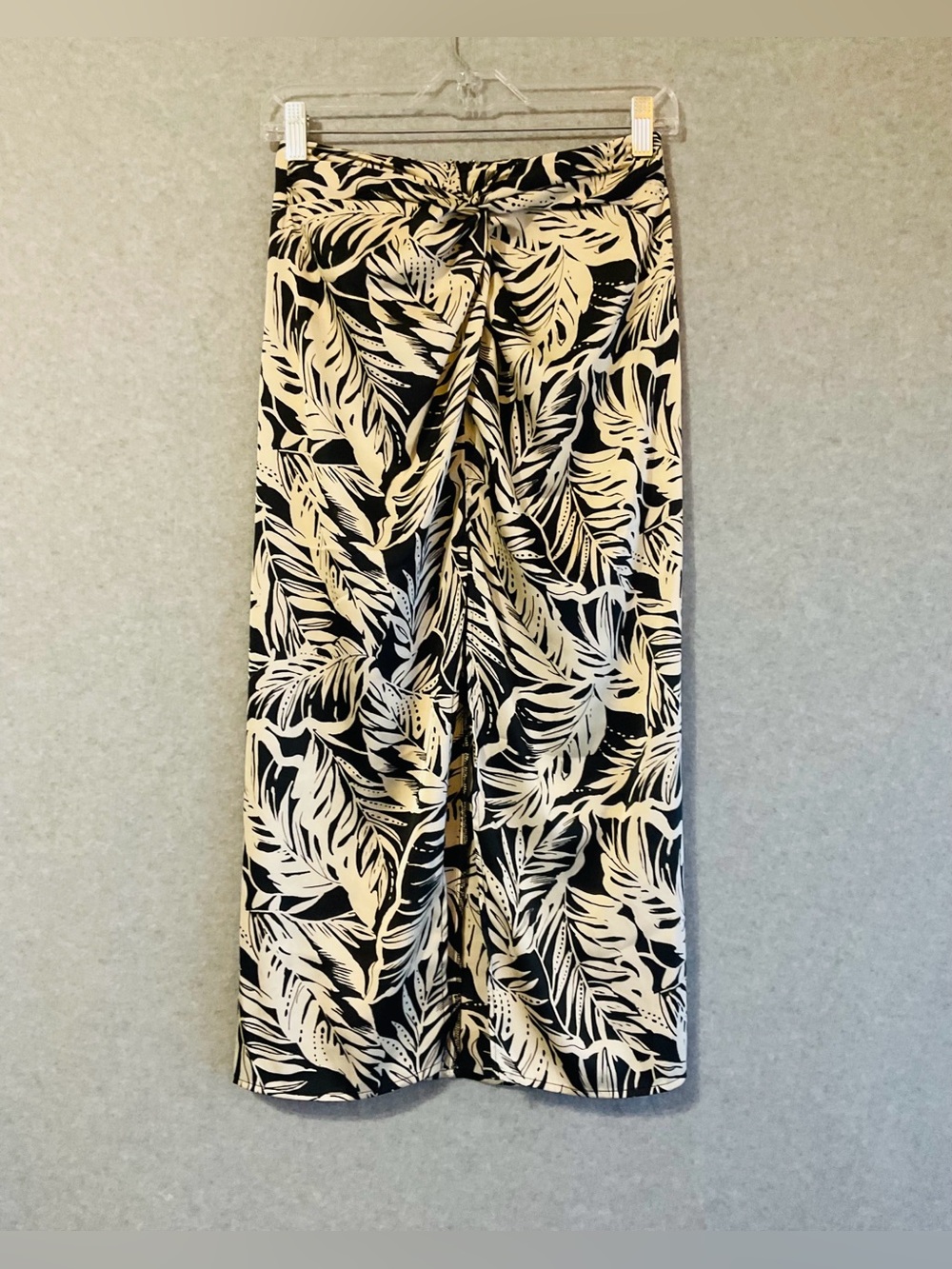 Forever 21 Black and Cream Satin tropical palm leaf midi Skirt Sz S